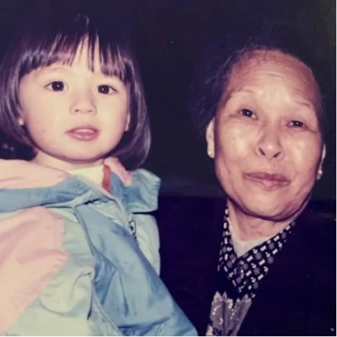 “最美港姐”在现场 目睹祖母家遭大火吞噬